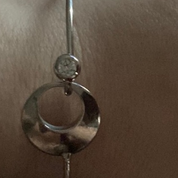 Silver bangle with single crystal with moon shaped squeeze clasp - Picture 4 of 10